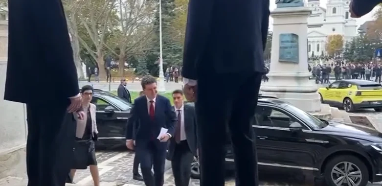 Nicușor Dan, huiduit la sosirea în Iași: „Trădătorule!”, „Pleacă în Ucraina!”. Cum a reacționat președintele