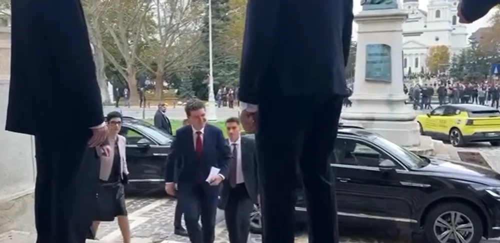 Nicușor Dan, huiduit la sosirea în Iași: „Trădătorule!”, „Pleacă în Ucraina!”. Cum a reacționat președintele