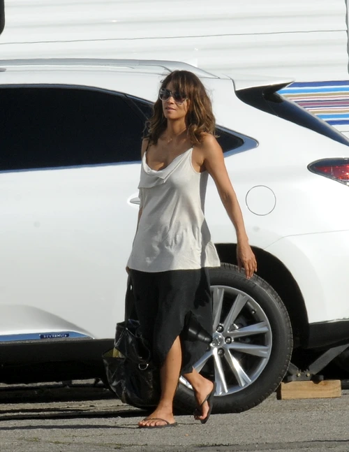Halle Berry arriving on the set of "Extant" jpeg