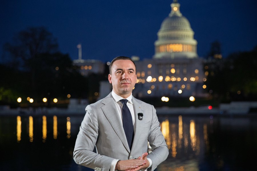 Ministrul Bogdan Ivan discutând la Washington despre investiții energie România în energie nucleară și transport gaze naturale pentru modernizarea Cernavodă și Marea Neagră | sursa foto: Adevarul