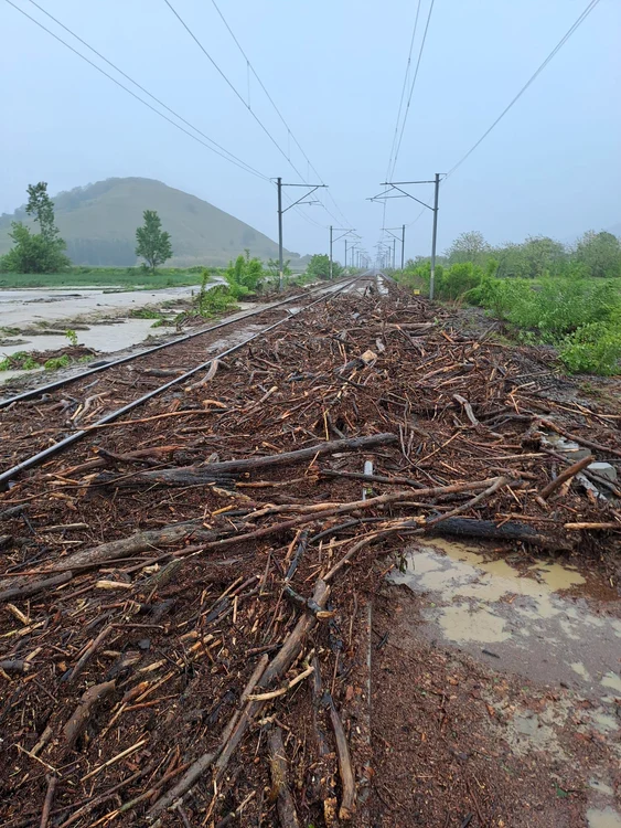 Drum inundat și aluviuni pe calea ferată în Sibiu în urma vremii capricioase Foto ISU Sibiu