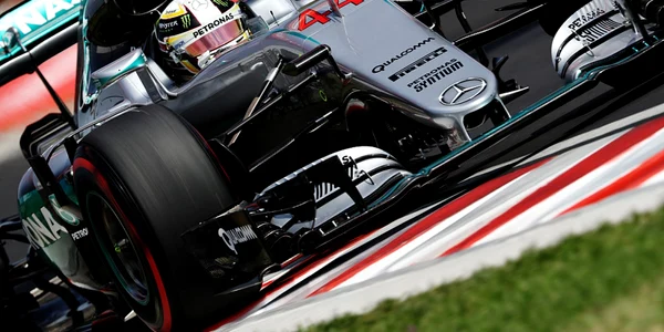 Britanicul Lewis Hamilton conduce monopostul echipei Mercedes în timpul antrenamentelor pentru Marele Premiu de Formula 1 al Ungariei pe circuitul Hungaroring din Budapesta Ungaria  FOTO Guliver / Getty Images / Charles Coates 