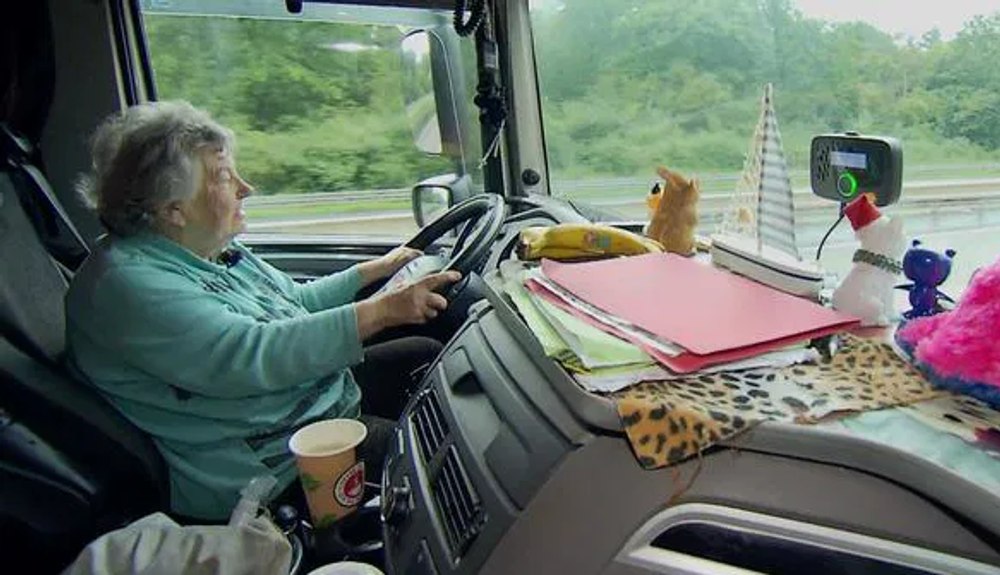 „Bunica Rosi”, șoferiță de tir la 76 de ani: trăiește pe drumuri și ajunge acasă doar o dată pe săptămână: „Pentru mine, e o vacanță”