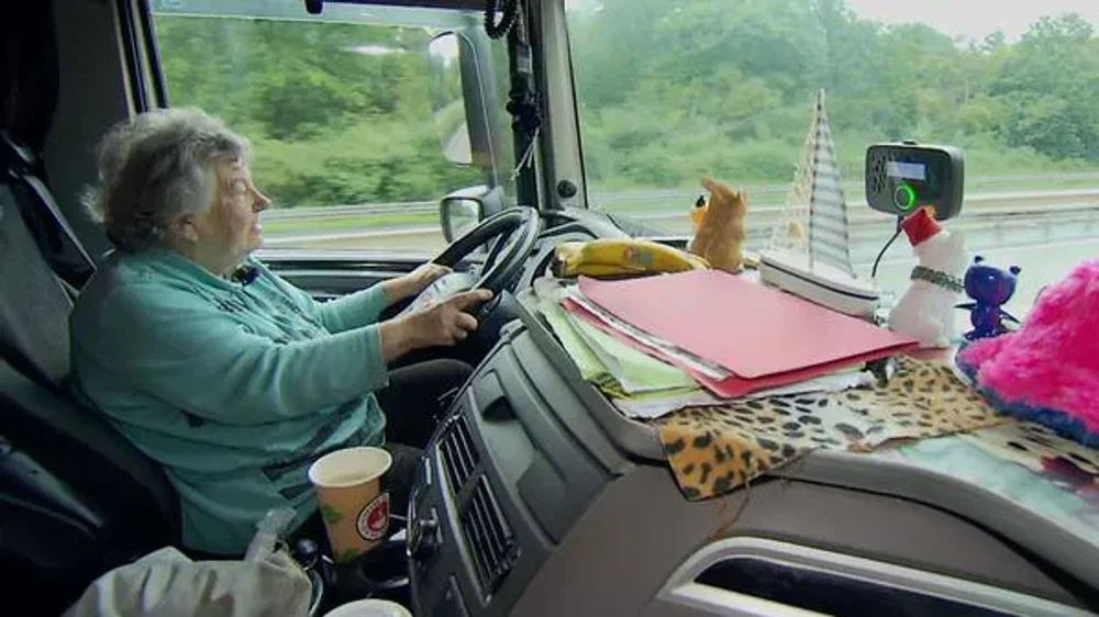 „Bunica Rosi”, șoferiță de tir la 76 de ani: trăiește pe drumuri și ajunge acasă doar o dată pe săptămână: „Pentru mine, e o vacanță”