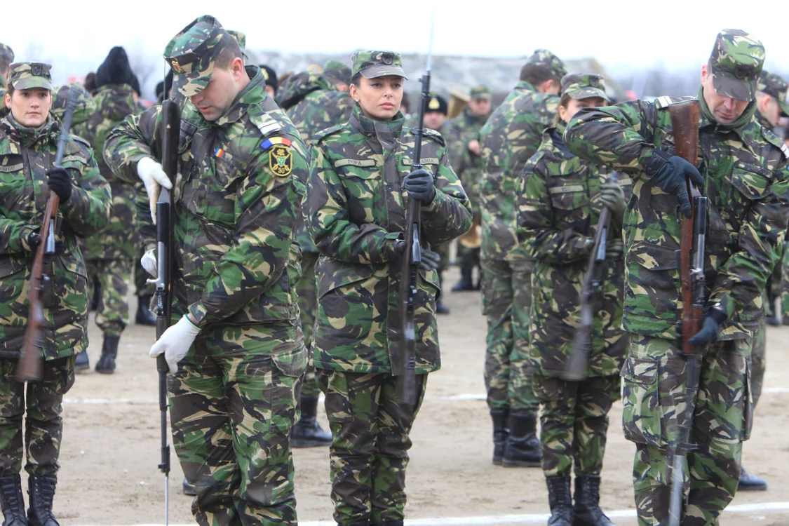Regimentului 30 vă va arăta cum se mânuiesc armele