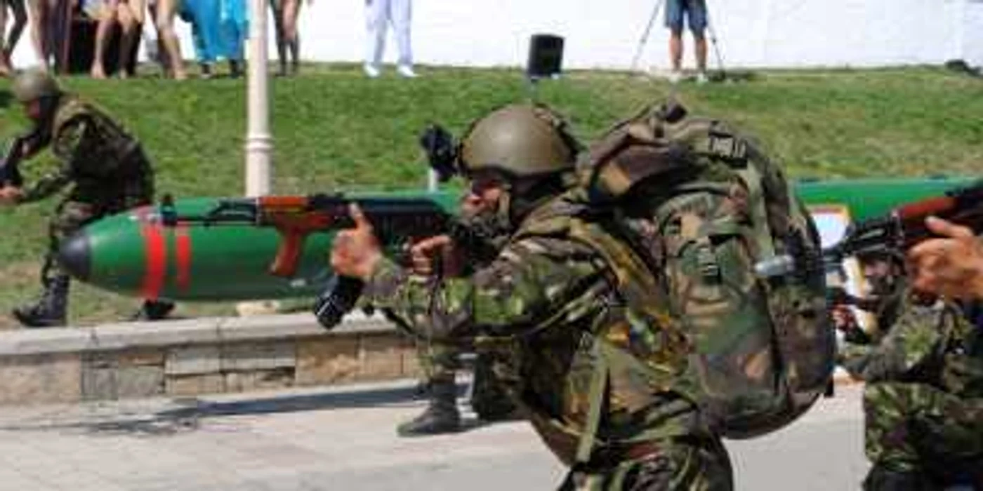 Militarii trag la demonstraţie cu muniţie de manevră