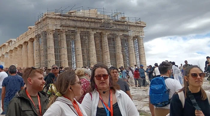 Frontonul vestic al Partenonului a fost acoperit de schele timp de 15 ani