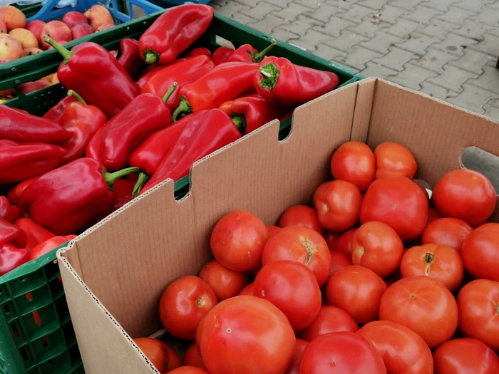 Sunt clienți care nu cred că roșiile sunt din ferma producătorilor FOTO: A. Mitran
