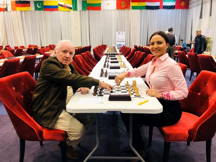 Alexandra Dobre, directorul general al Centrului pentru Seniori al Municipiului București, alături de Florin Gheorghiu (75 de ani), cel mai bun șahist român al tuturor timpurilor