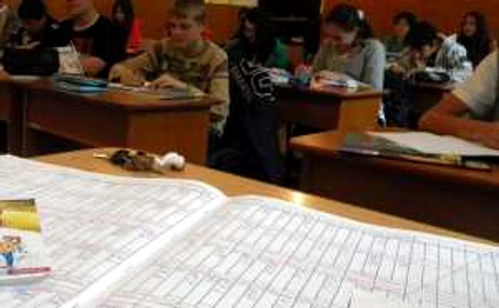 Toată clasa a asistat la umilința colegului lor