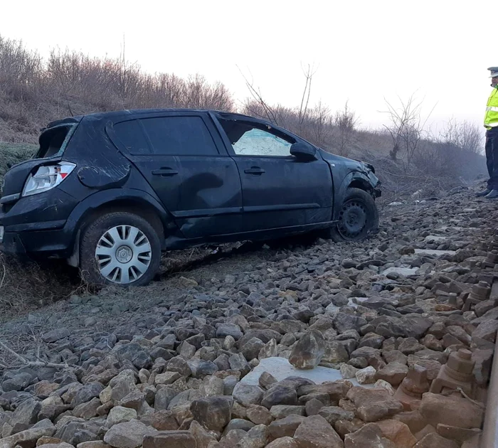 Maşina a ieşit de pe carosabil, ajungând în apropierea căii ferate FOTO: martor