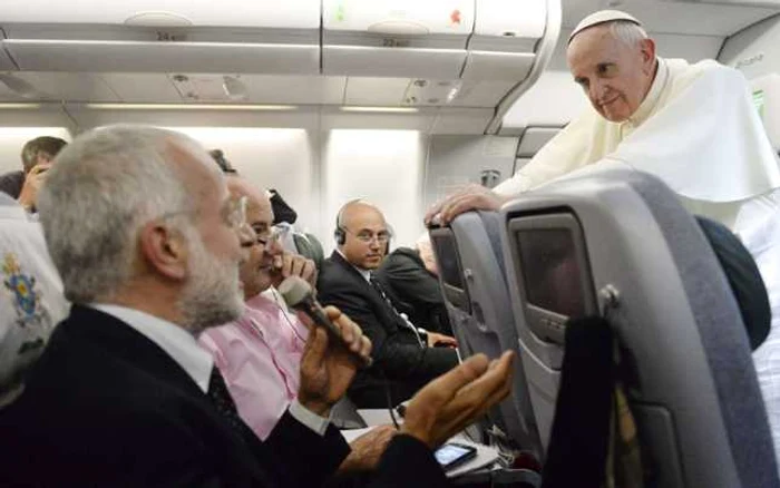 Papa Francisc răspunde, în avion, întrebărilor jurnaliştilor FOTO The Guardian