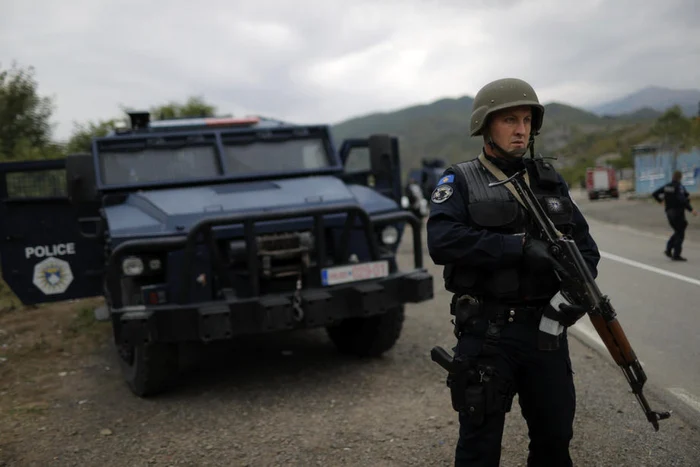 Membru al forţelor speciale ale poliţiei kosovare FOTO EPA-EFE