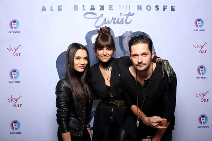 
    Carmen, Ale Blake și Bogdan și-au făcut o poză la panouFoto: Facebook Cat Music  