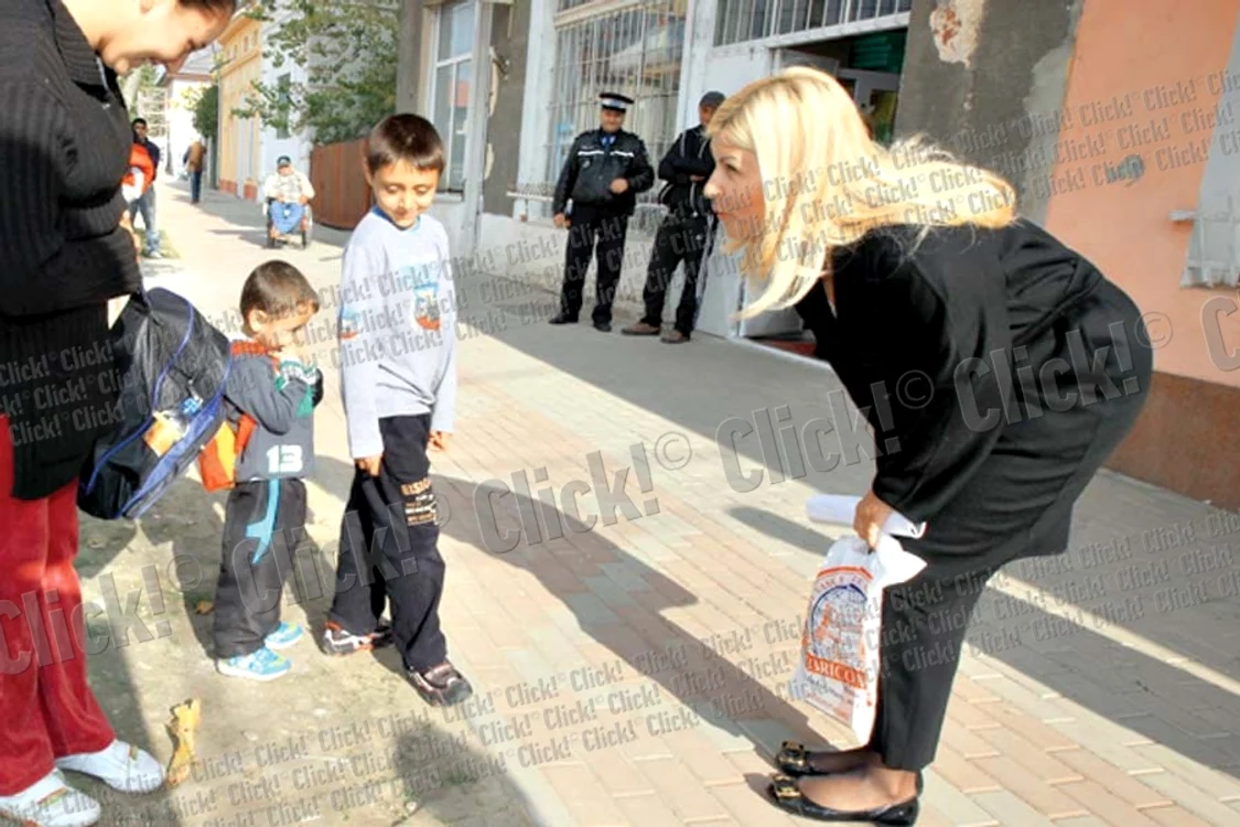 La slujba de Sfântul Dumitru, între două rugăciuni, Elena Udrea a luat în braţe un bebeluş