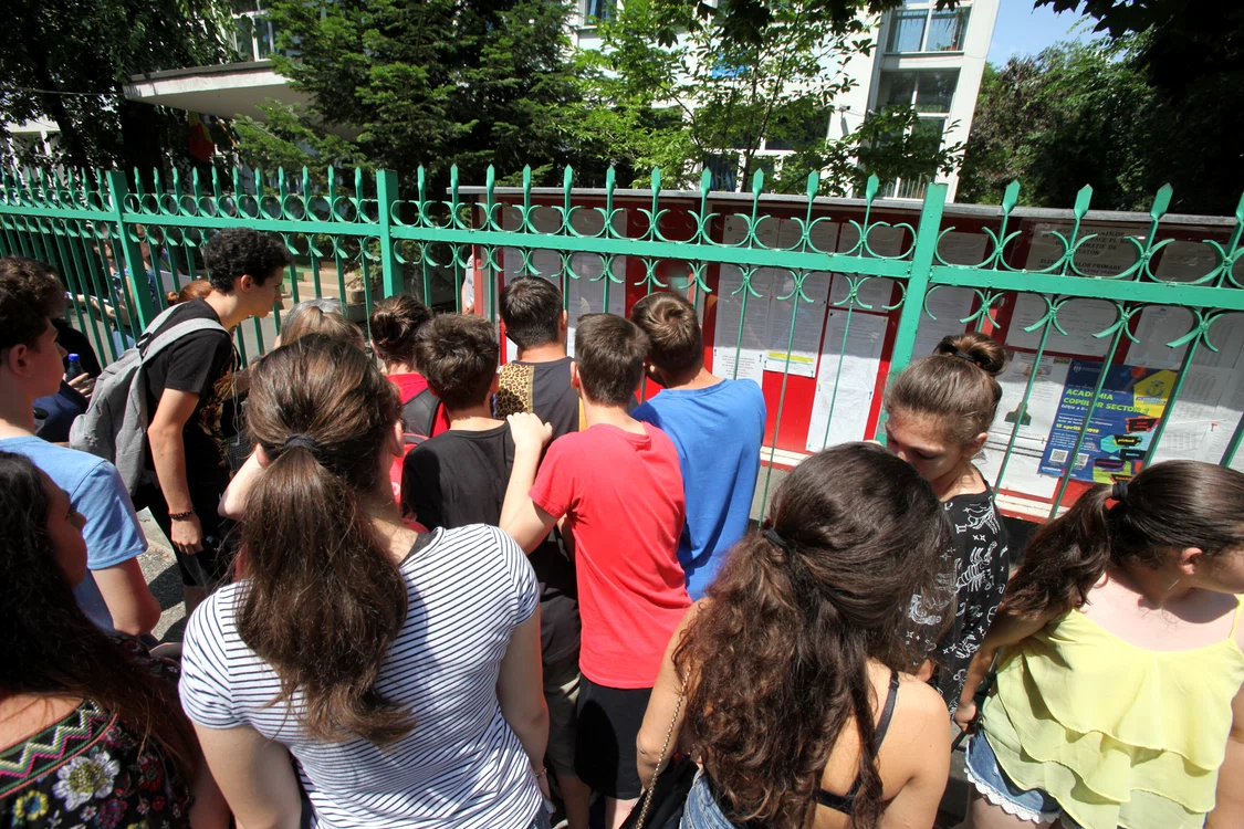
    Completarea fișelor de înscriere în clasa a IX-a are loc în perioada 16-22 iuliefoto: Click!  