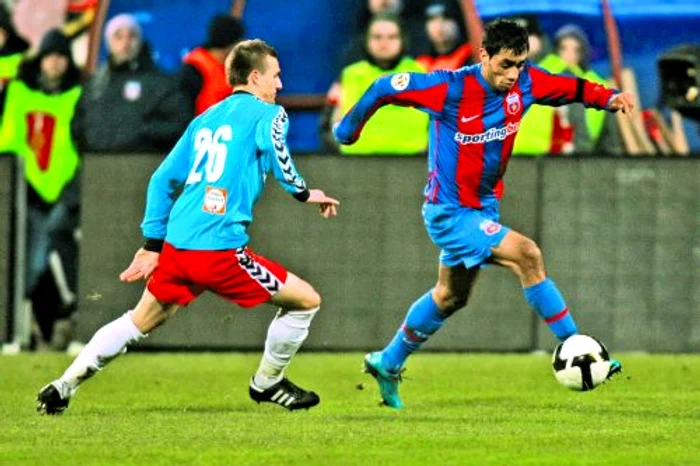 
    Bănel Nicoliţă (la minge) joacă la Steaua de aproape şase ani  