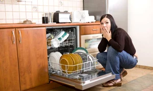 femeie masina de spalat vase ingrijorata aug 31 2010 1 50 pm jpeg