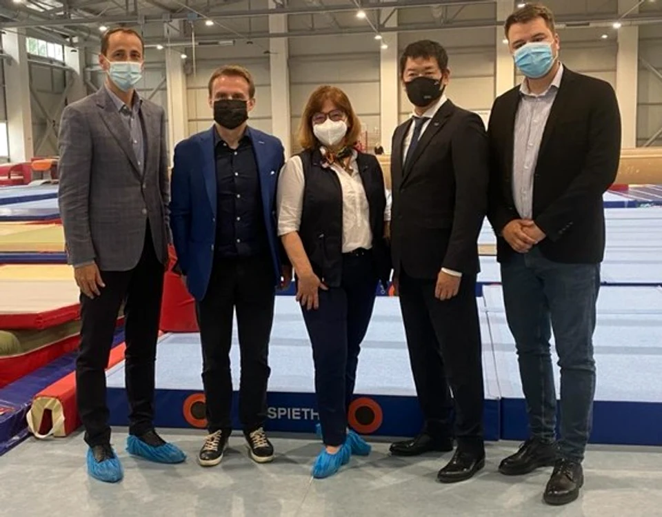 
    Președintele Federației Internaționale de Gimnastică, alături de conducerea FRG și de Mihai Covaliu  