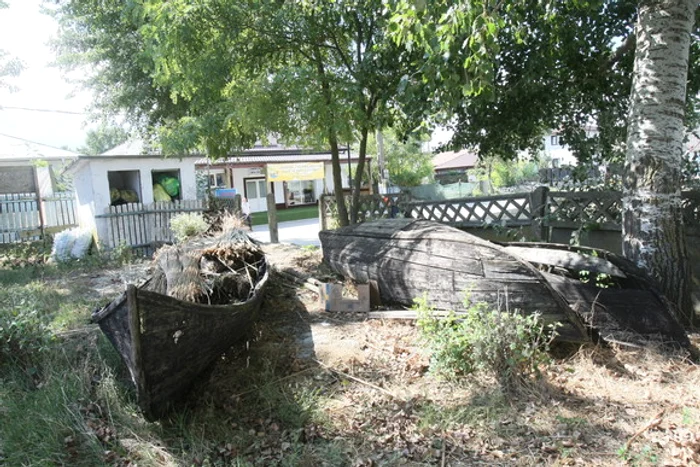 
    Panourile şi bărcile  au fost distruse  