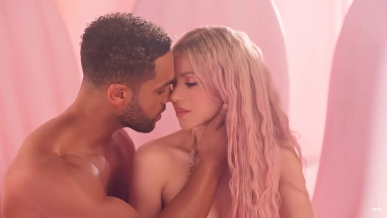 Shakira și Lucien Laviscount, în videoclipul piesei „Punteria” FOTO Captură video Youtube