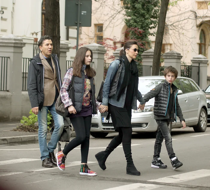 
    Andreea e fericită că cei  doi copii ai săi se înțeleg de minune cu medicul  Constantin Stan foto: mihai Ionescu  