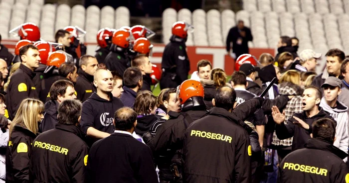 Suporterii lui Anderlecht, înconjuraţi de poliţie