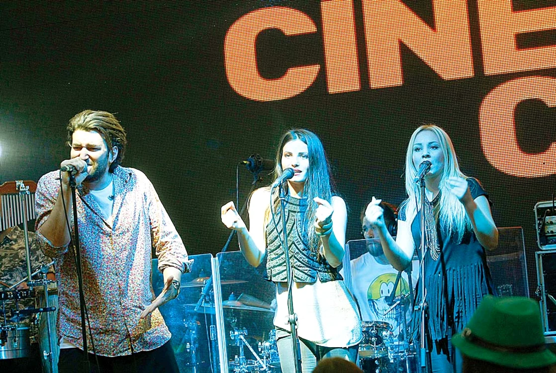 Alina Anuşca și Andreea Avarvari fac  backing vocals pentru Smiley. Și ele au  trecut pe la show-ul de la PRO TV