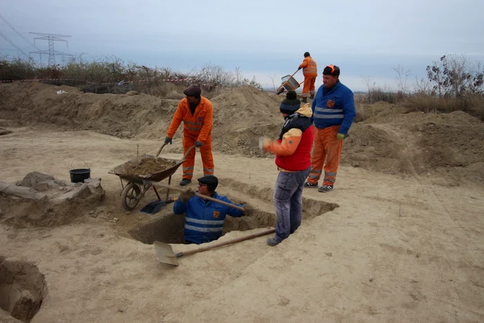 Descoperiri arheologice pe şantierul podului peste Dunăre - Tulcea Jijila Garvăn La grădini Sursa ICEM Tulcea / Autor Colectivul ICEM Tulcea