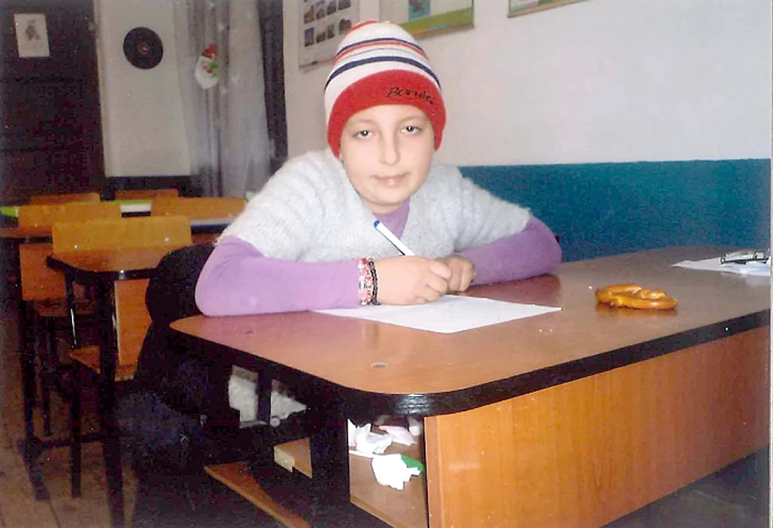 Cosmina este crescută de o bunică săracă şi bolnavă şi îşi doreşte un trai mai bun
