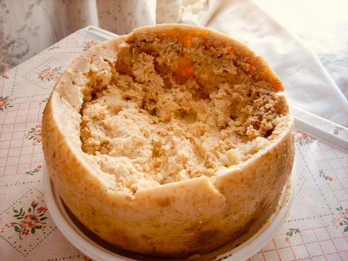 O delicatesă locală în Sardinia, brânza cu viermi vii