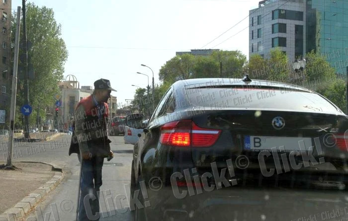 Brigitte Sfăt i-a dat doi lei cerşetorului. (Foto: Cezar Preda)