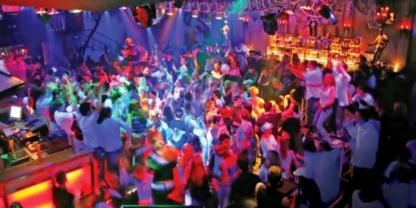 Petrecerile din cluburi - distracţia preferată a tinerilor la sfârşit de săptămână 