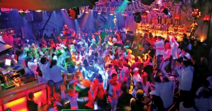 Petrecerile din cluburi - distracţia preferată a tinerilor la sfârşit de săptămână