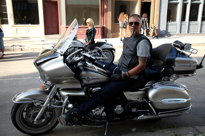 Cârcotaşii, vii şi nevătămaţi, ba chiar intacţi, după o filmare în gura pasajului Băneasa