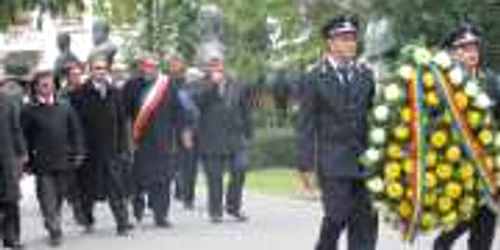 Manifestările de depunere a coroanelor au început la ora 10.00 după intonarea Imnului Naţional şi slujba religioasă