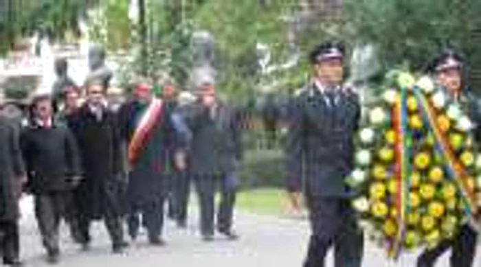 Manifestările de depunere a coroanelor au început la ora 10.00 după intonarea Imnului Naţional şi slujba religioasă