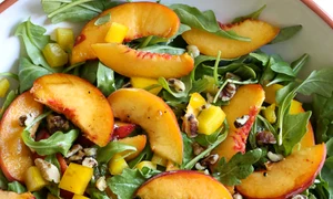 salata de rucola si piersici jpeg