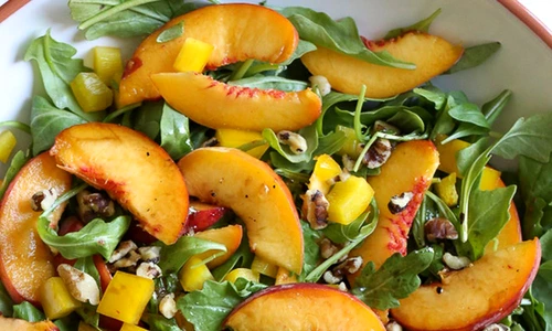 salata de rucola si piersici jpeg