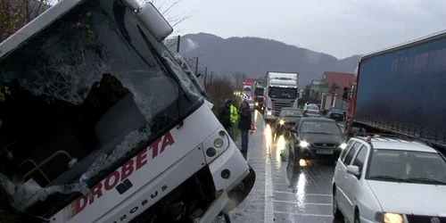 autocar rasturnat la baile herculane FOTO Corina Macavei 