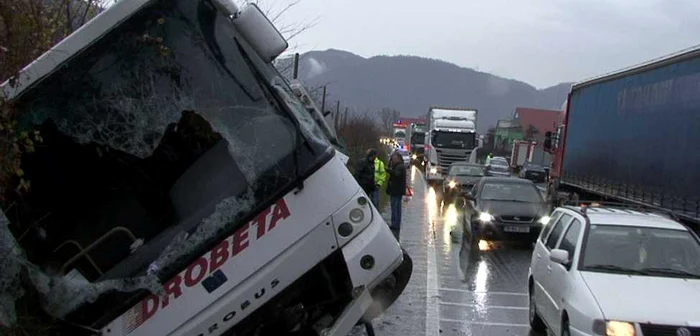 Autocarul răsturnat la Băile Herculane