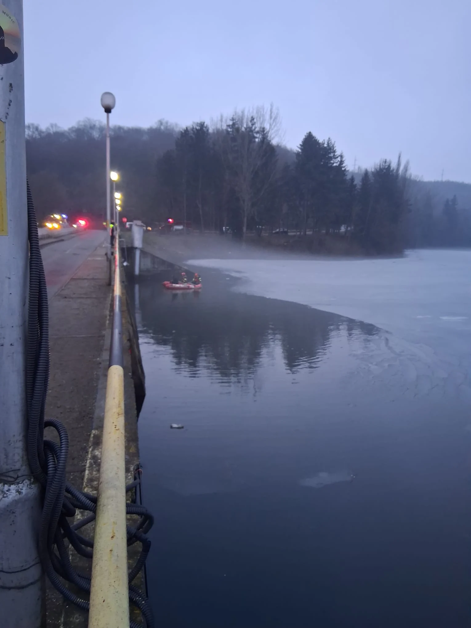 Un bărbat care a căzut în barajul din Gilău, căutat de pompieri și scafandri