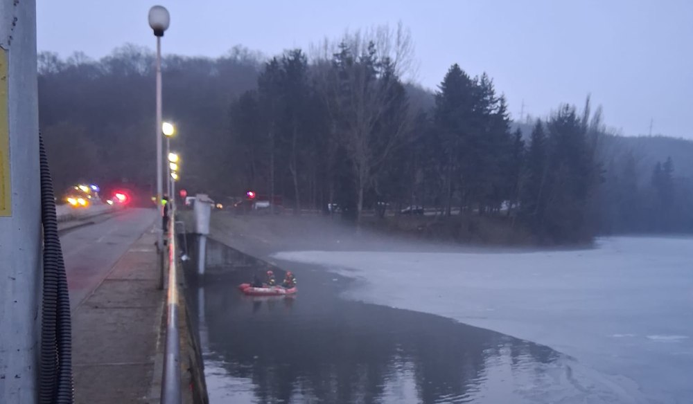 Un bărbat care a căzut în barajul din Gilău, căutat de pompieri și scafandri