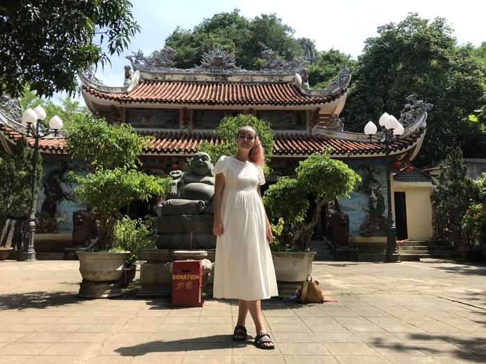 În faţa uneia dintre numeroasele pagode ale ţării asiatice