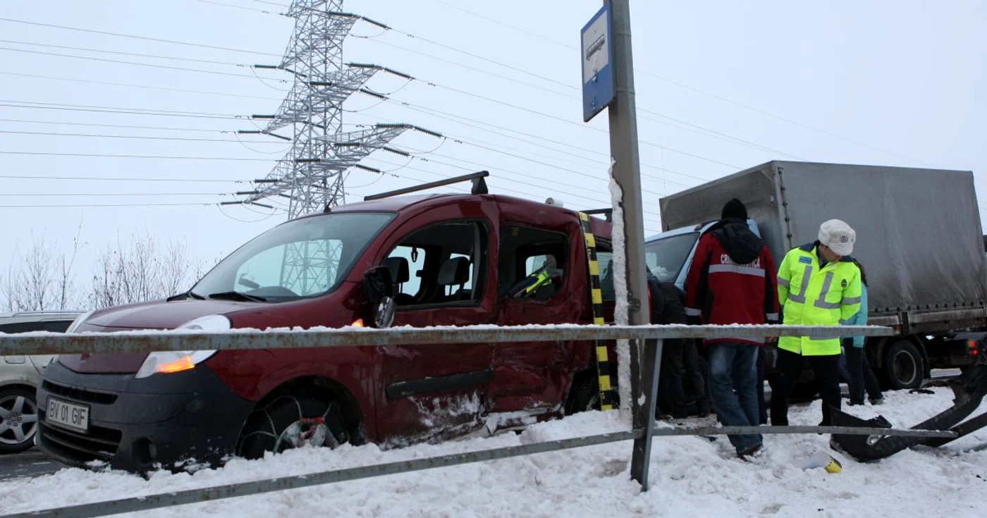 Patru persoane s-au ales cu răni grave. Foto: Stelian Grăjdan