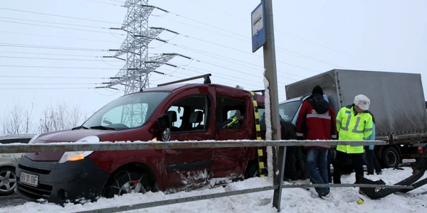 Patru persoane s-au ales cu răni grave. Foto: Stelian Grăjdan