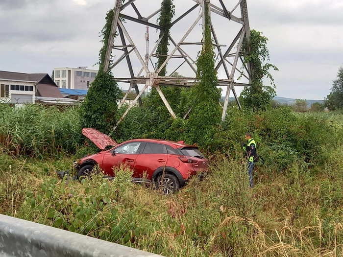 Trei adulţi şi un copil, răniţi înr-un accident, în Argeş. Maşina în care se aflau a intrat într-un parapet şi s-a răsturnat