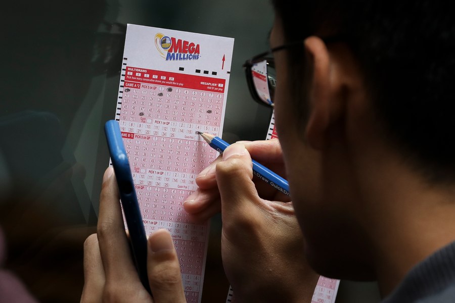 Un chinez care a câștigat premiul cel mare la loterie a fost obligat să-și împartă câștigul cu colegii de serviciu