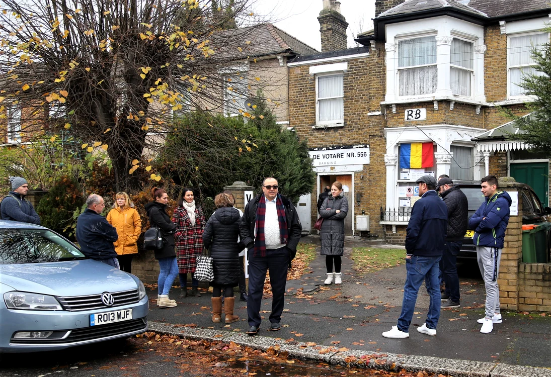 
    Români din Marea Britanie așteaptă la o secție de votare din Barking, LondraINQUAM Photos / Marius Zmărăndescu  