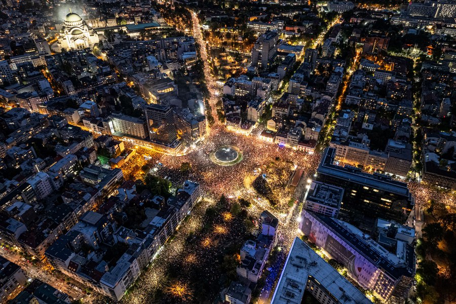 Protest uriaș în Serbia: peste 100.000 de oameni în stradă, înainte de cele mai imprevizibile alegeri din ultimii 14 ani